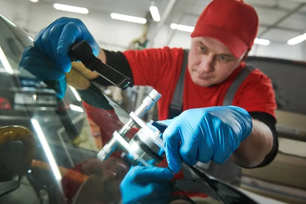 汽车挡风玻璃修理服务。汽车玻璃或芯片裂缝修理 — 图库照片