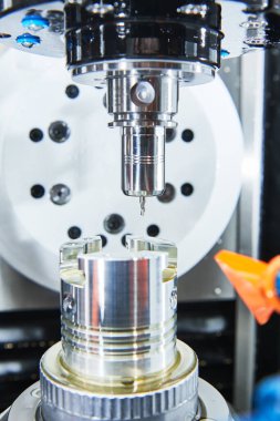 Değirmen makinesi. Fabrika kesicisiyle endüstriyel metalcilik kesme işlemi