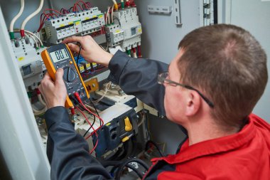 Çoklu metre testçili elektrikçi ölçümleri