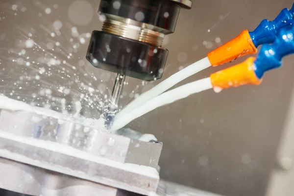 Milling process. Industrial CNC metal machining by vertical mill. Coolant — Stock Photo, Image