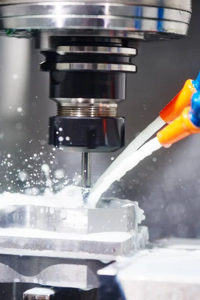 Milling process. Industrial CNC metal machining by vertical mill. Coolant — Stock Photo, Image