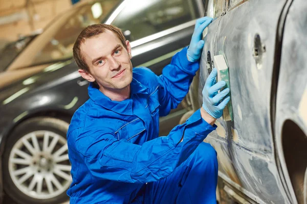 Automobile body sanding with sander. Repair car service — Stock Photo, Image