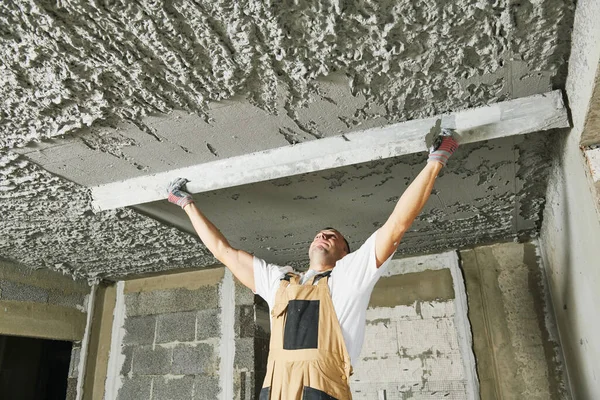 Gipser glättet Putzmörtel an der Decke mit Estrich — Stockfoto