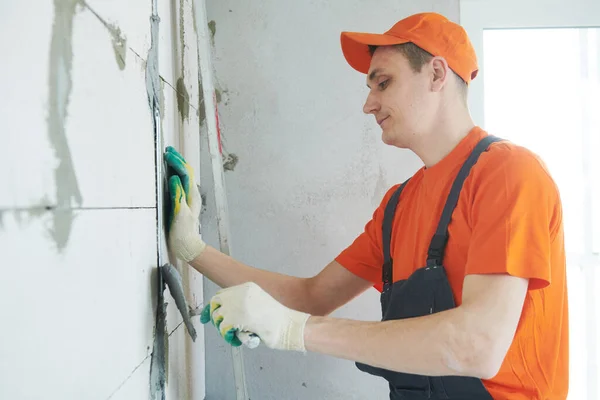 Plasterer instalar betonilha na parede para reboco — Fotografia de Stock