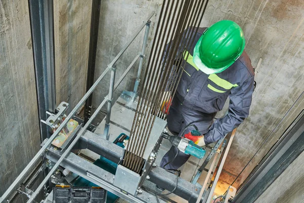 Lift machinist reparatie lift in liftschacht — Stockfoto