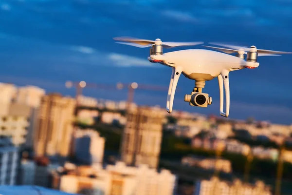 Şehir caddesinde uçan dijital kameralı insansız hava aracı — Stok fotoğraf