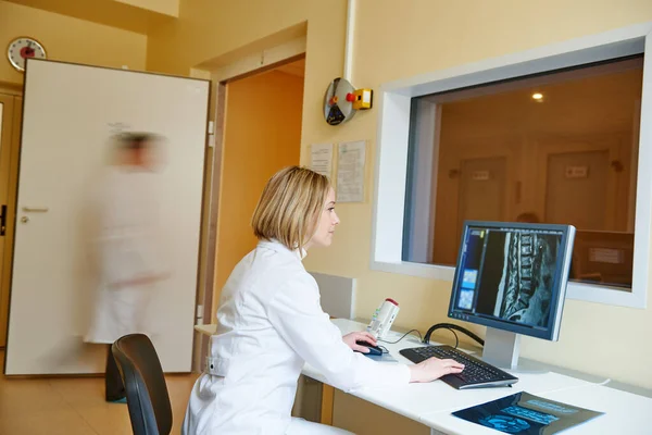 Tomografia computadorizada ou análise de exames de ressonância magnética — Fotografia de Stock