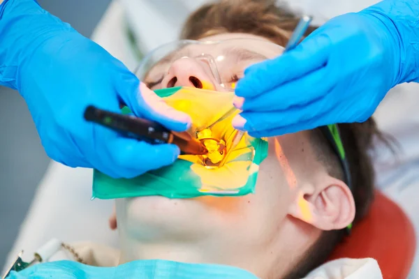 Cuidados dentários e tratamento. dentista posto em um recheio — Fotografia de Stock