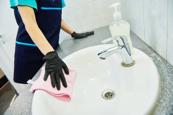 Sprzątanie. wycieranie umywalek łazienki — Zdjęcie stockowe