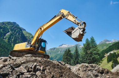 Dağlarda toprak taşıma işi yapan kazıcı yükleme makinesi