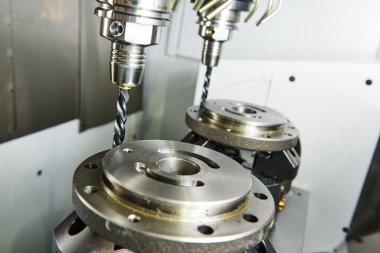 çoklu araç CNC makinesinde eşzamanlı senkronize metal makineleri