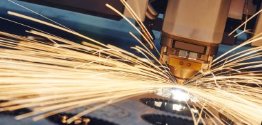 Lazer kesimi. Kıvılcımlı metal makine