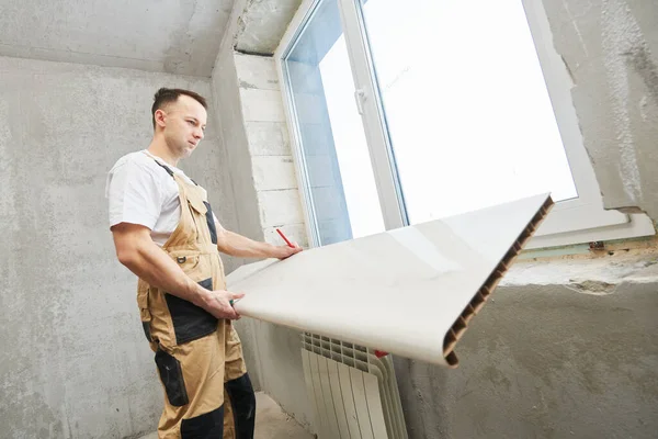 Vinyl windowsill installation at apartment during renovation — Stock Photo, Image