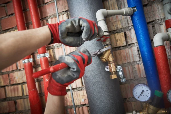 Installateur installiert Wasserausrüstung - Zähler, Filter und Druckminderer — Stockfoto