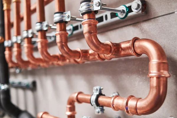 Servicio de fontanería. tubería de cobre de un sistema de calefacción en la sala de calderas —  Fotos de Stock