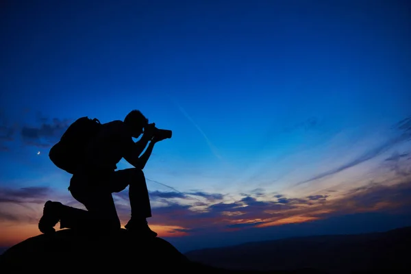 Silhouette professionale del fotografo al tramonto o all'alba — Foto Stock