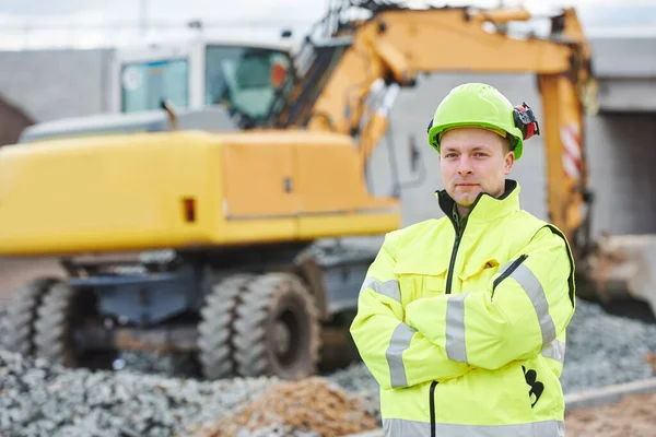 Ingeniero constructor en el sitio de construcción en desgaste de protección. desarrollo e ingeniería — Foto de Stock