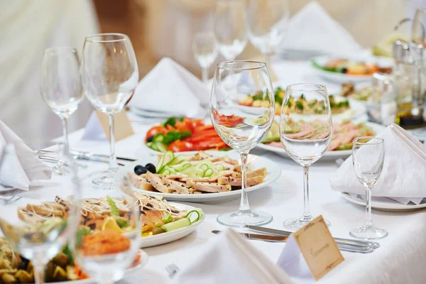 Catering service. občerstvení u jídelního stolu během akce — Stock fotografie