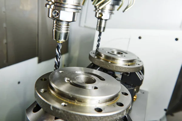 Gleichzeitige synchrone Metallbearbeitung durch Fräsen auf Multi-Werkzeug-CNC-Maschine — Stockfoto