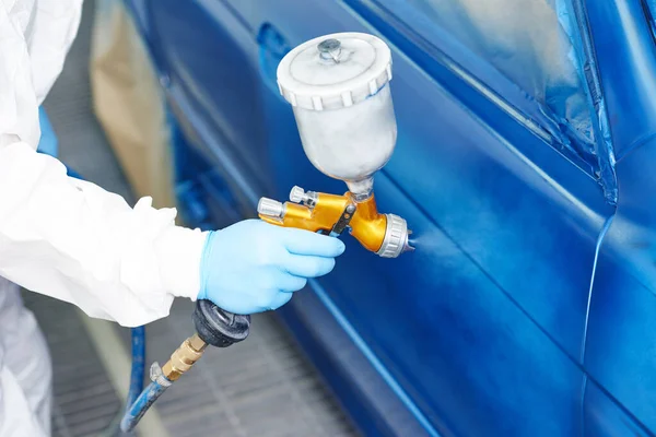 Autófestő szolgálat. átfestett autó kékre szórópisztollyal — Stock Fotó