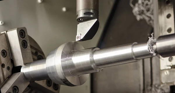 CNC旋盤機械で金属切削。金属加工業 — ストック写真