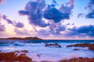 Manzaralı gün batımı dalgalarla birlikte