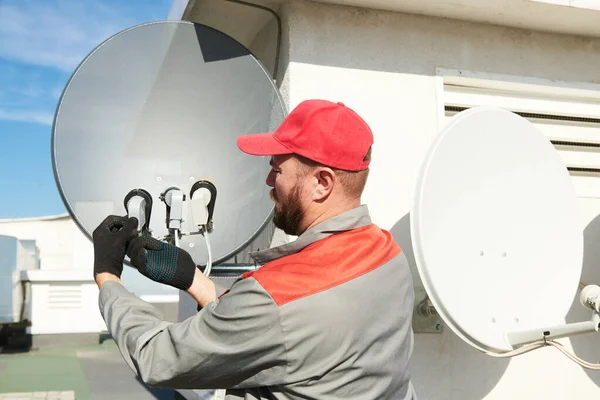 Service medewerker installeren en monteren satelliet antenne schotel voor kabel-tv — Stockfoto
