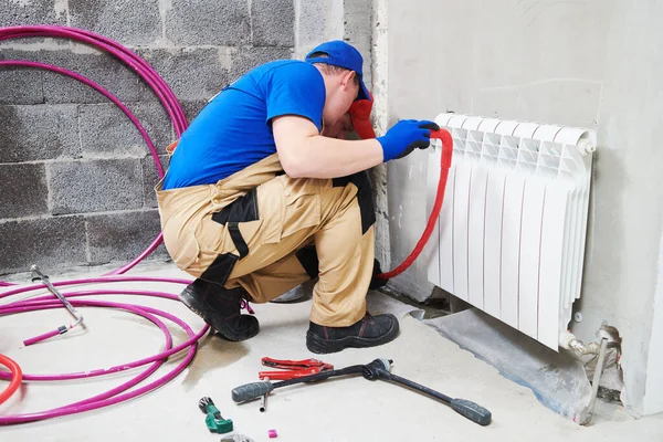 Idraulico al lavoro. Installazione radiatore riscaldamento dell'acqua — Foto Stock