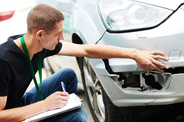 Agente de seguros registrando daños al coche en formulario de reclamación — Foto de Stock