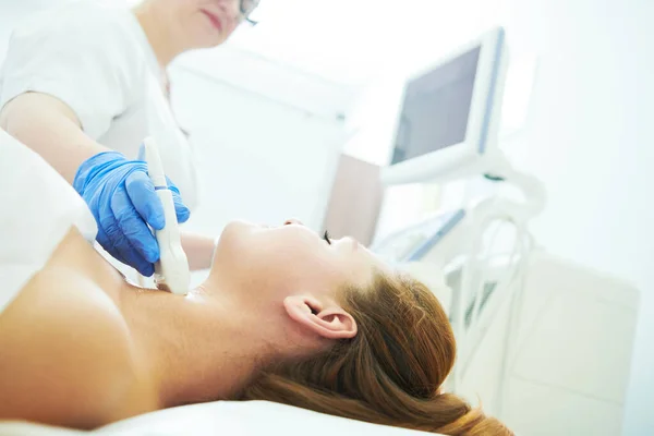 超声波扫描。女性患者甲状腺功能的检查 — 图库照片