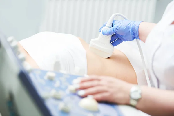 Ultrason taraması. Kadın hastanın midesi inceleniyor. — Stok fotoğraf