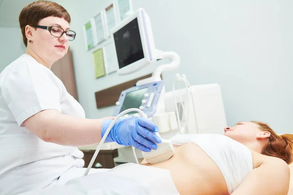 Ultraschalluntersuchung. Untersuchung des Magens einer Patientin — Stockfoto