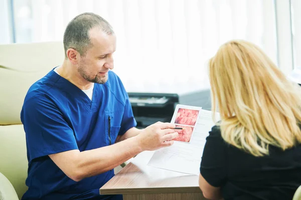 Explication par échographie. Interprétation des résultats des tests par un médecin à une patiente — Photo