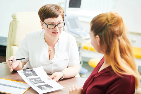 Ultrason taraması açıklaması. Doktor test sonuçlarını kadın hastaya tercüme ediyor. — Stok fotoğraf