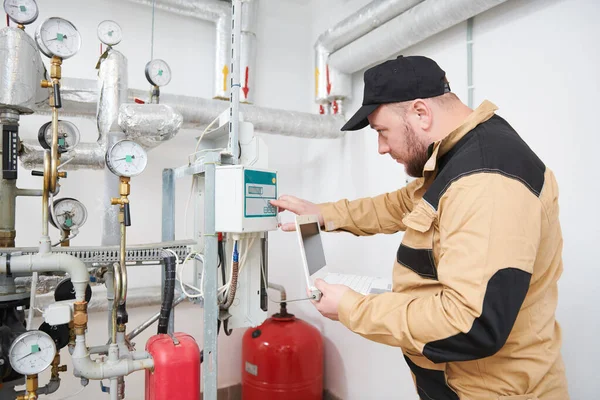 Engenheiro de aquecimento ou inspetor de encanador na sala da caldeira, tomando leituras ou ajustando medidor — Fotografia de Stock