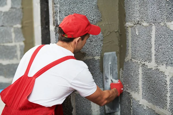 Trabajador de yeso proteger esquina con malla. tecnología de construcción —  Fotos de Stock