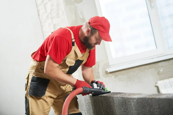 Maurer, der mit Keramikbetonsteinen arbeitet. Mauern — Stockfoto