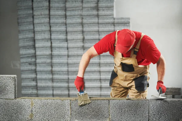 Budowniczy murarskiej pracy z bloków betonowych ceramsite. Ściany — Zdjęcie stockowe