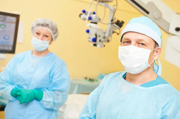 Lekarz okulista chirurg na sali operacyjnej — Zdjęcie stockowe