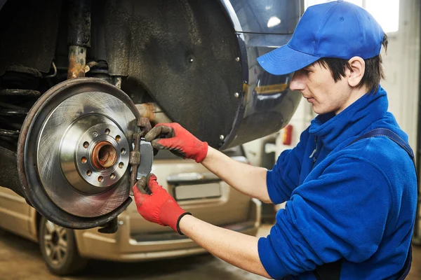 Remplacement des plaquettes de frein automobile dans un atelier de réparation automobile ou un garage — Photo