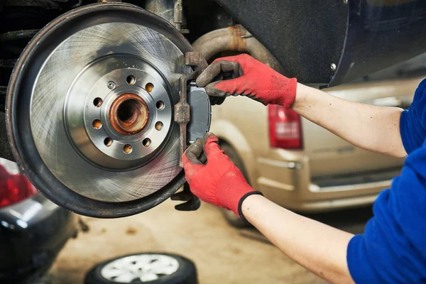 Reemplazo de pastillas de freno de automóvil en taller de reparación de automóviles o garaje — Foto de Stock