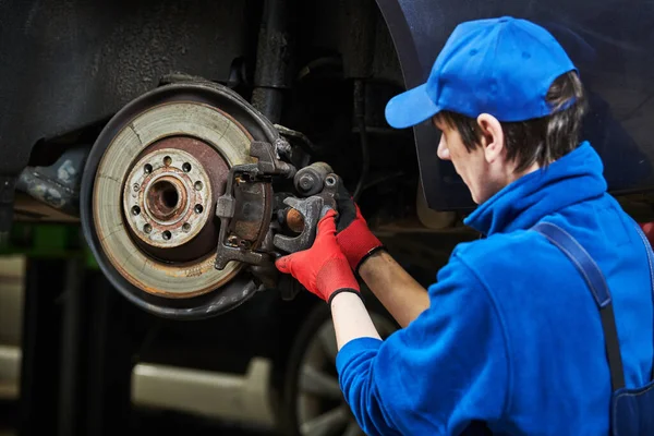 汽车刹车片在汽车修理厂或车库的更换 — 图库照片