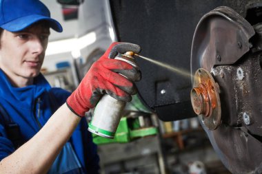 Otomobil servisi. Disk ve fren pedleri tamir atölyesinde ya da garajda değiştirirken araç merkezini yağlamak