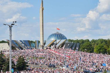 MINSK, BELARUS AĞUSTOS 16, 2020 binlerce insan anayasal güç değişikliği için Minsk Kahraman Şehri Obelisk yakınlarında düzenlenen barışçıl protesto mitingine katıldı..