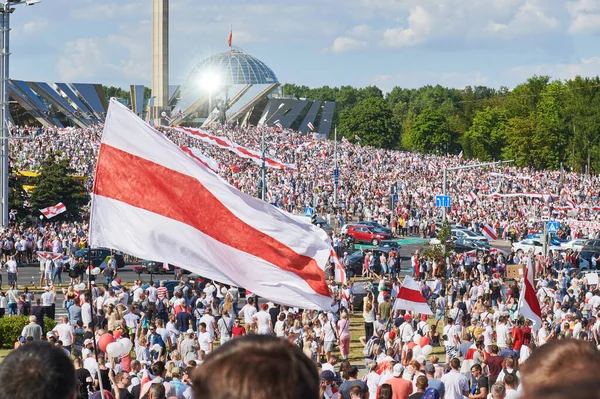 16 августа 2020 года тысячи людей приняли участие в мирной акции протеста у обелиска города-героя Минска за конституционную смену власти. — стоковое фото