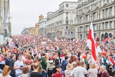 MINSK, BELARUS 23 AĞUSTOS 2020 binlerce insan anayasal güç değişimi için Independence Meydanı ve Bulvarı 'ndaki barışçıl protesto yürüyüşüne katıldı..
