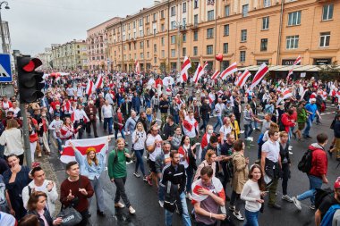 MINSK, BELARUS 23 AĞUSTOS 2020 binlerce insan anayasal güç değişimi için Independence Meydanı ve Bulvarı 'ndaki barışçıl protesto yürüyüşüne katıldı..
