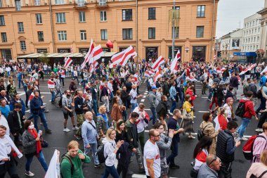 MINSK, BELARUS 23 AĞUSTOS 2020 binlerce insan anayasal güç değişimi için Independence Meydanı ve Bulvarı 'ndaki barışçıl protesto yürüyüşüne katıldı..