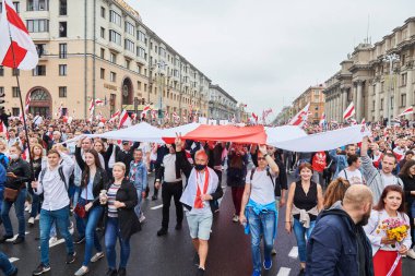 MINSK, BELARUS 23 AĞUSTOS 2020 binlerce insan anayasal güç değişimi için Independence Meydanı ve Bulvarı 'ndaki barışçıl protesto yürüyüşüne katıldı..