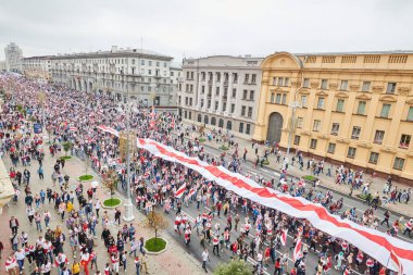 MINSK, BELARUS 23 AĞUSTOS 2020 binlerce insan anayasal güç değişimi için Independence Meydanı ve Bulvarı 'ndaki barışçıl protesto yürüyüşüne katıldı..
